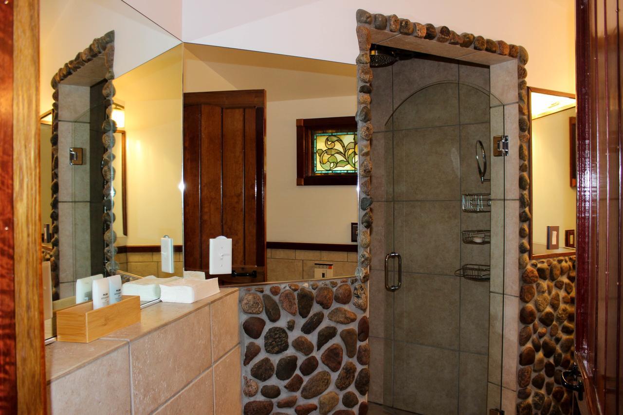 New Park Retreat Otel Ithaca Dış mekan fotoğraf